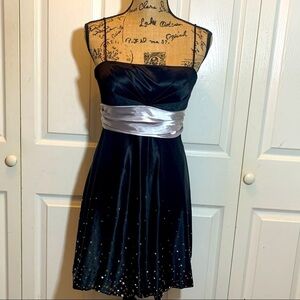 Montego Sleeveless Dress Size Small